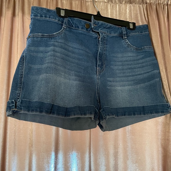 d. jeans Pants - d.Jeans medium wash denim jean shorts size 16
